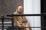 Amsterdam 18 mei 2023
Theo Hiddema op een bankje voor zijn huis op de rachten vn Amsterdam met een sigaretje en kopje koffie.