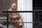 Amsterdam 18 mei 2023
Theo Hiddema op een bankje voor zijn huis op de rachten vn Amsterdam met een sigaretje en kopje koffie.