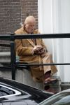 Amsterdam 18 mei 2023
Theo Hiddema op een bankje voor zijn huis op de rachten vn Amsterdam met een sigaretje en kopje koffie.
