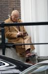 Amsterdam 18 mei 2023
Theo Hiddema op een bankje voor zijn huis op de rachten vn Amsterdam met een sigaretje en kopje koffie.