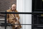 Amsterdam 18 mei 2023
Theo Hiddema op een bankje voor zijn huis op de rachten vn Amsterdam met een sigaretje en kopje koffie.