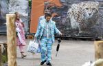 Arnhem 27 mei 2024
Trouwen Robbert de Nijs en zijn vrouw Sharon in Burgers Zoo. Zijn vader Rob de Nijs en moeder Belinda Meuldijk waren de getuigen . Belinda Meuldijk kwam met partner Thierry en zoon Yoshi de Nijs