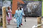Arnhem 27 mei 2024
Trouwen Robbert de Nijs en zijn vrouw Sharon in Burgers Zoo. Zijn vader Rob de Nijs en moeder Belinda Meuldijk waren de getuigen . Belinda Meuldijk kwam met partner Thierry en zoon Yoshi de Nijs