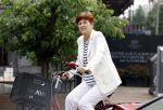 Amsterdam 17 mei 2024
Chazia Mourali op de fiets in Amsterdam zuid.