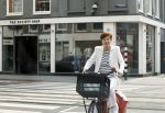 Amsterdam 17 mei 2024
Chazia Mourali op de fiets in Amsterdam zuid.
