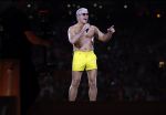 Amsterdam 25 mei 2024
Dries Roelvink treedt op in een gele zwembroek tijdens het toppers concert in de Johan Cruijff arena