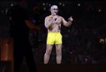 Amsterdam 25 mei 2024
Dries Roelvink treedt op in een gele zwembroek tijdens het toppers concert in de Johan Cruijff arena