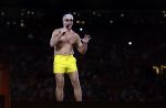 Amsterdam 25 mei 2024
Dries Roelvink treedt op in een gele zwembroek tijdens het toppers concert in de Johan Cruijff arena