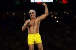 Amsterdam 25 mei 2024
Dries Roelvink treedt op in een gele zwembroek tijdens het toppers concert in de Johan Cruijff arena