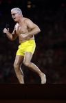 Amsterdam 25 mei 2024
Dries Roelvink treedt op in een gele zwembroek tijdens het toppers concert in de Johan Cruijff arena
