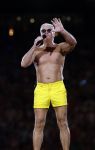 Amsterdam 25 mei 2024
Dries Roelvink treedt op in een gele zwembroek tijdens het toppers concert in de Johan Cruijff arena