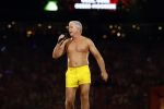 Amsterdam 25 mei 2024
Dries Roelvink treedt op in een gele zwembroek tijdens het toppers concert in de Johan Cruijff arena