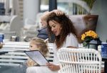 Amsterdam 15 mei 2024
Katja Schuurman met haar dochtertje Coco op terras bij het Gelderlandplein.