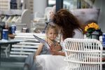 Amsterdam 15 mei 2024
Katja Schuurman met haar dochtertje Coco op terras bij het Gelderlandplein.