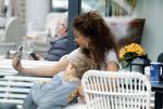 Amsterdam 15 mei 2024
Katja Schuurman met haar dochtertje Coco op terras bij het Gelderlandplein.