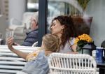 Amsterdam 15 mei 2024
Katja Schuurman met haar dochtertje Coco op terras bij het Gelderlandplein.