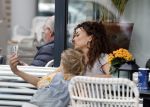 Amsterdam 15 mei 2024
Katja Schuurman met haar dochtertje Coco op terras bij het Gelderlandplein.
