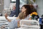 Amsterdam 15 mei 2024
Katja Schuurman met haar dochtertje Coco op terras bij het Gelderlandplein.