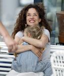 Amsterdam 15 mei 2024
Katja Schuurman met haar dochtertje Coco op terras bij het Gelderlandplein.