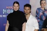 Amsterdam 13 mei 2024
Premiere Crazy House in Tuschinski. De cast met oa Alicia Silverstone Gaite Jansen Matti Stooker Chris Peters Victoria Koblenko Maarten Swart en Steffen Haars . Greg Shapiro presenteert de avond.