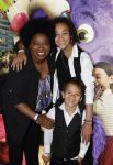 Amsterdam 11 mei 2024
Premiere Fantasievriendjes in Pathe Arena . Leona Philippo met kinderen