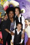 Amsterdam 11 mei 2024
Premiere Fantasievriendjes in Pathe Arena . Leona Philippo met kinderen
