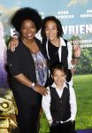 Amsterdam 11 mei 2024
Premiere Fantasievriendjes in Pathe Arena . Leona Philippo met kinderen