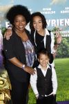 Amsterdam 11 mei 2024
Premiere Fantasievriendjes in Pathe Arena . Leona Philippo met kinderen