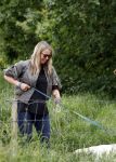 Blaricum 25 mei 2024
Linda de Mol en haar vriend Jeroen Rietbergen gaan met hun twee labradors wandelen op de hei bij Blaricum .
