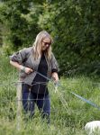 Blaricum 25 mei 2024
Linda de Mol en haar vriend Jeroen Rietbergen gaan met hun twee labradors wandelen op de hei bij Blaricum .