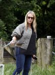 Blaricum 25 mei 2024
Linda de Mol en haar vriend Jeroen Rietbergen gaan met hun twee labradors wandelen op de hei bij Blaricum .
