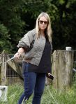 Blaricum 25 mei 2024
Linda de Mol en haar vriend Jeroen Rietbergen gaan met hun twee labradors wandelen op de hei bij Blaricum .