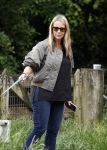 Blaricum 25 mei 2024
Linda de Mol en haar vriend Jeroen Rietbergen gaan met hun twee labradors wandelen op de hei bij Blaricum .