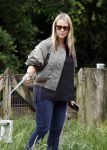 Blaricum 25 mei 2024
Linda de Mol en haar vriend Jeroen Rietbergen gaan met hun twee labradors wandelen op de hei bij Blaricum .