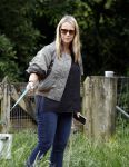 Blaricum 25 mei 2024
Linda de Mol en haar vriend Jeroen Rietbergen gaan met hun twee labradors wandelen op de hei bij Blaricum .
