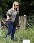 Blaricum 25 mei 2024
Linda de Mol en haar vriend Jeroen Rietbergen gaan met hun twee labradors wandelen op de hei bij Blaricum .