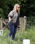 Blaricum 25 mei 2024
Linda de Mol en haar vriend Jeroen Rietbergen gaan met hun twee labradors wandelen op de hei bij Blaricum .