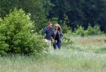 Blaricum 25 mei 2024
Linda de Mol en haar vriend Jeroen Rietbergen gaan met hun twee labradors wandelen op de hei bij Blaricum .