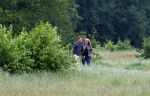 Blaricum 25 mei 2024
Linda de Mol en haar vriend Jeroen Rietbergen gaan met hun twee labradors wandelen op de hei bij Blaricum .