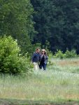 Blaricum 25 mei 2024
Linda de Mol en haar vriend Jeroen Rietbergen gaan met hun twee labradors wandelen op de hei bij Blaricum .