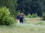 Blaricum 25 mei 2024
Linda de Mol en haar vriend Jeroen Rietbergen gaan met hun twee labradors wandelen op de hei bij Blaricum .