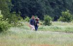 Blaricum 25 mei 2024
Linda de Mol en haar vriend Jeroen Rietbergen gaan met hun twee labradors wandelen op de hei bij Blaricum .