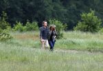 Blaricum 25 mei 2024
Linda de Mol en haar vriend Jeroen Rietbergen gaan met hun twee labradors wandelen op de hei bij Blaricum .