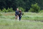 Blaricum 25 mei 2024
Linda de Mol en haar vriend Jeroen Rietbergen gaan met hun twee labradors wandelen op de hei bij Blaricum .