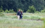 Blaricum 25 mei 2024
Linda de Mol en haar vriend Jeroen Rietbergen gaan met hun twee labradors wandelen op de hei bij Blaricum .