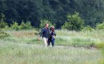 Blaricum 25 mei 2024
Linda de Mol en haar vriend Jeroen Rietbergen gaan met hun twee labradors wandelen op de hei bij Blaricum .
