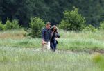 Blaricum 25 mei 2024
Linda de Mol en haar vriend Jeroen Rietbergen gaan met hun twee labradors wandelen op de hei bij Blaricum .
