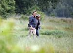 Blaricum 25 mei 2024
Linda de Mol en haar vriend Jeroen Rietbergen gaan met hun twee labradors wandelen op de hei bij Blaricum .