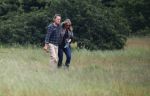 Blaricum 25 mei 2024
Linda de Mol en haar vriend Jeroen Rietbergen gaan met hun twee labradors wandelen op de hei bij Blaricum .