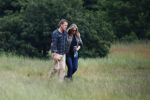 Blaricum 25 mei 2024
Linda de Mol en haar vriend Jeroen Rietbergen gaan met hun twee labradors wandelen op de hei bij Blaricum .